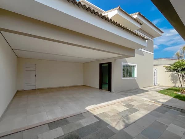 Casa à venda no bairro Santa Mônica em Uberlândia/MG