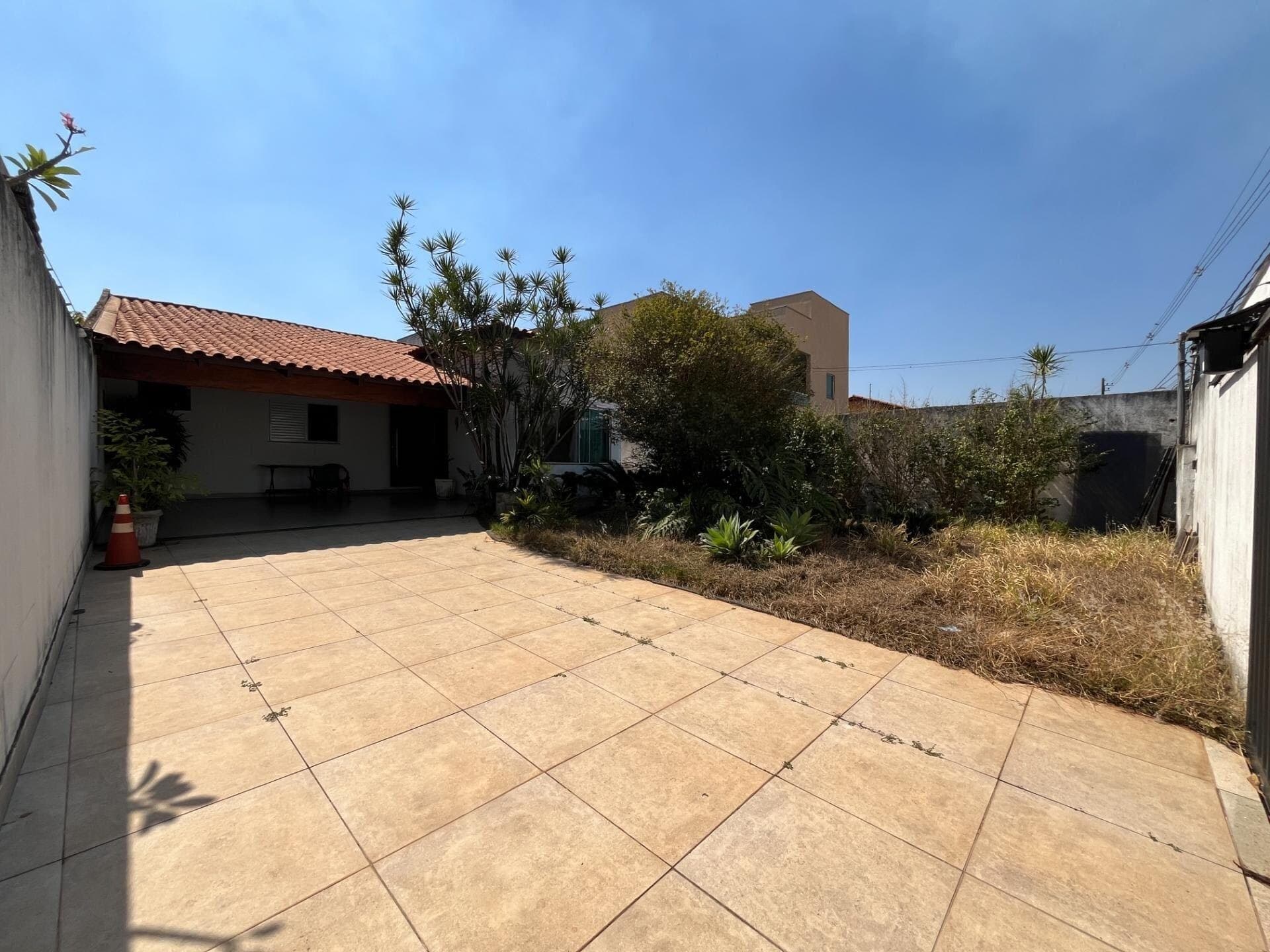 Casa à venda no bairro Jardim Holanda em Uberlândia/MG