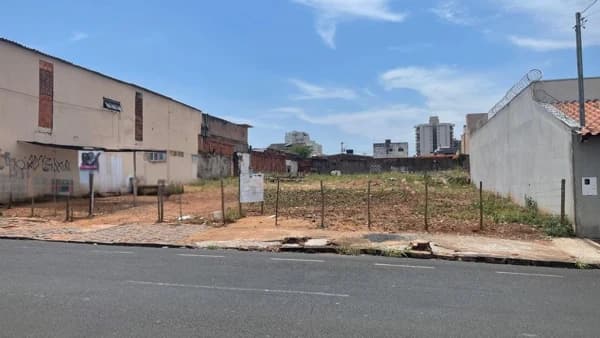 Terreno à venda no bairro Martins em Uberlândia/MG