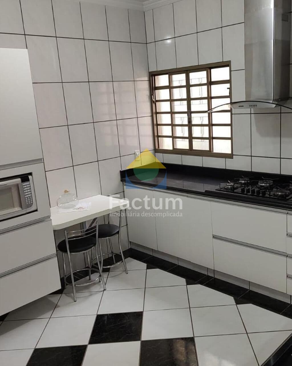 Casa Padrão 3/4 com suíte no bairro Santa Mônica