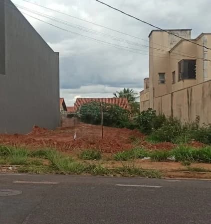 Terreno à venda no bairro Jardim Holanda em Uberlândia/MG