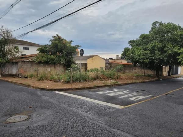 Terreno à venda no bairro Santa Mônica em Uberlândia/MG