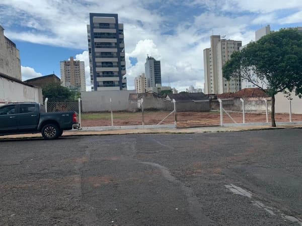 Terreno à venda no bairro Osvaldo Rezende em Uberlândia/MG