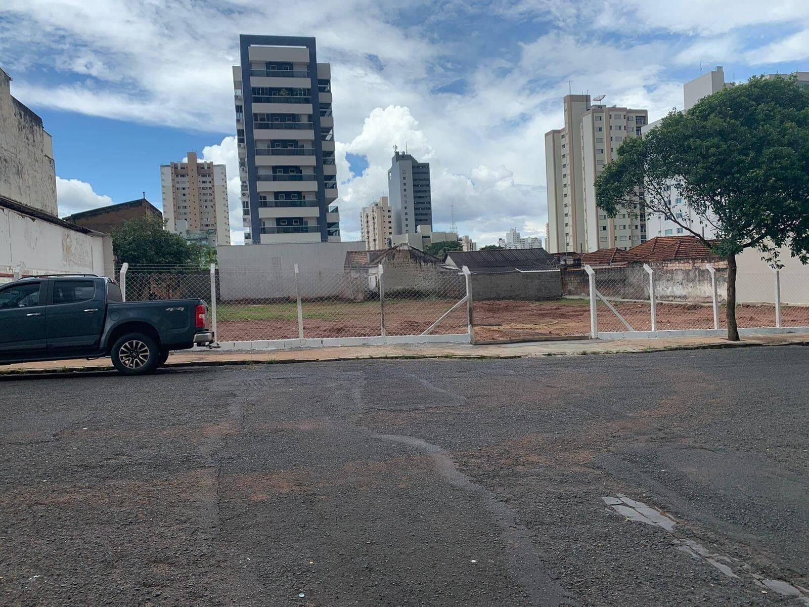 Terreno à venda no bairro Osvaldo Rezende em Uberlândia/MG