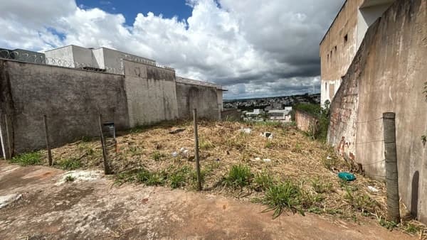 Terreno à venda no bairro Cidade Jardim em Uberlândia/MG