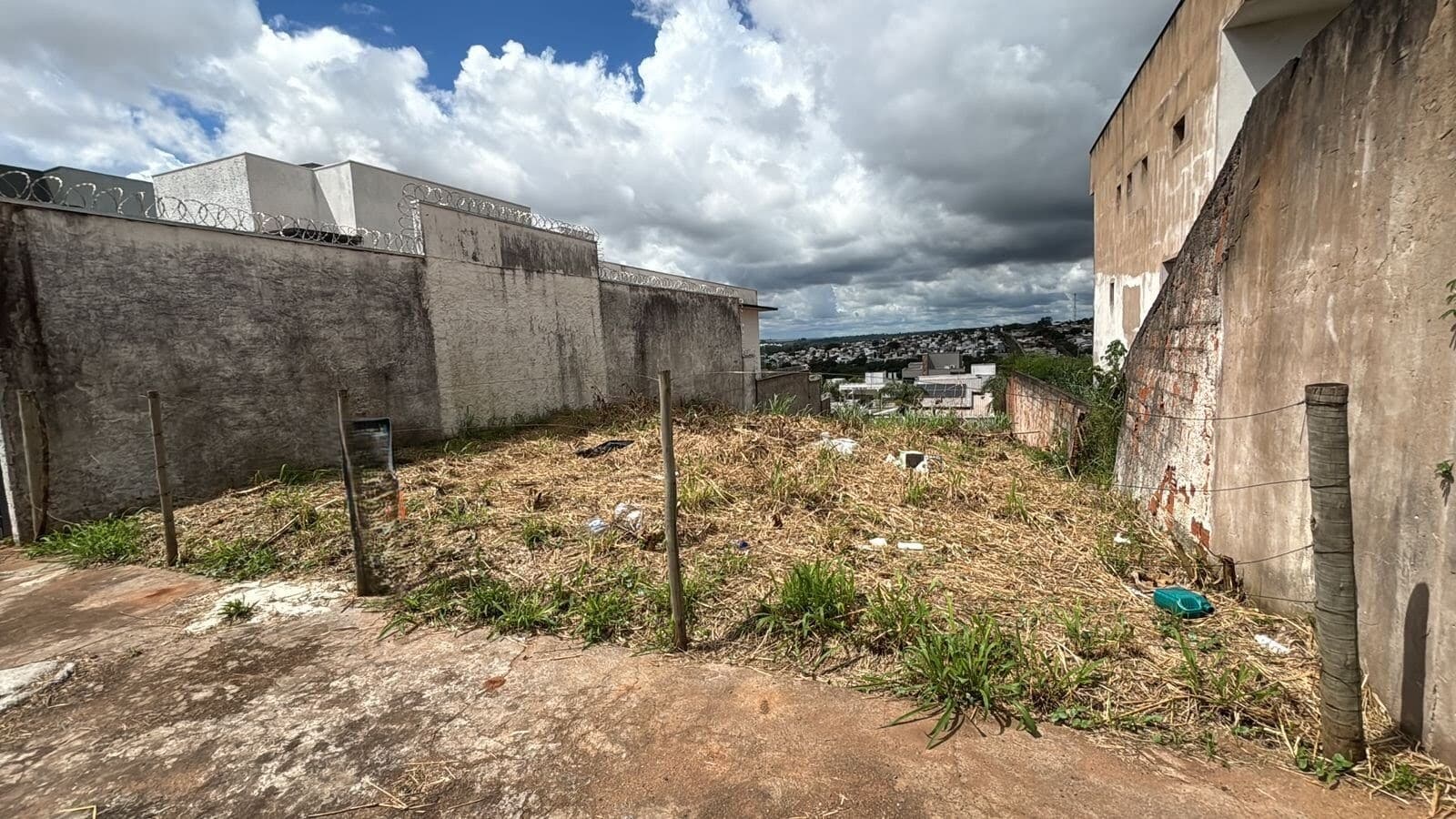 Terreno à venda no bairro Cidade Jardim em Uberlândia/MG