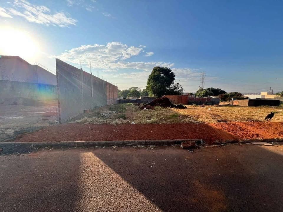 Terreno à venda no bairro Luizote de Freitas em Uberlândia/MG
