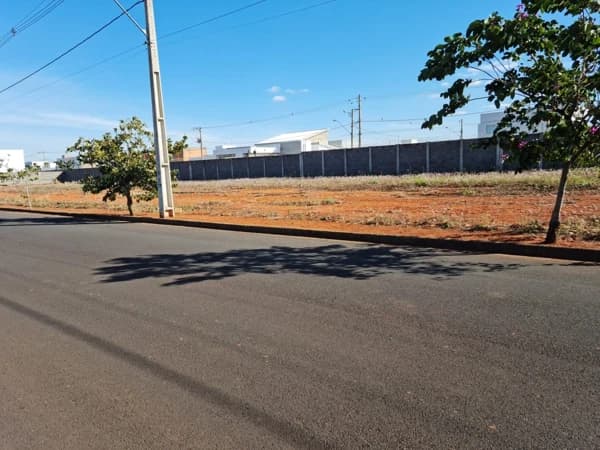 Terreno à venda no bairro Novo Mundo em Uberlândia/MG