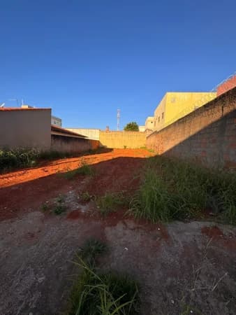 Terreno à venda no bairro Santa Mônica em Uberlândia/MG