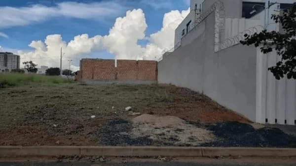 Terreno à venda no bairro Praça Alto Umuarama em Uberlândia/MG