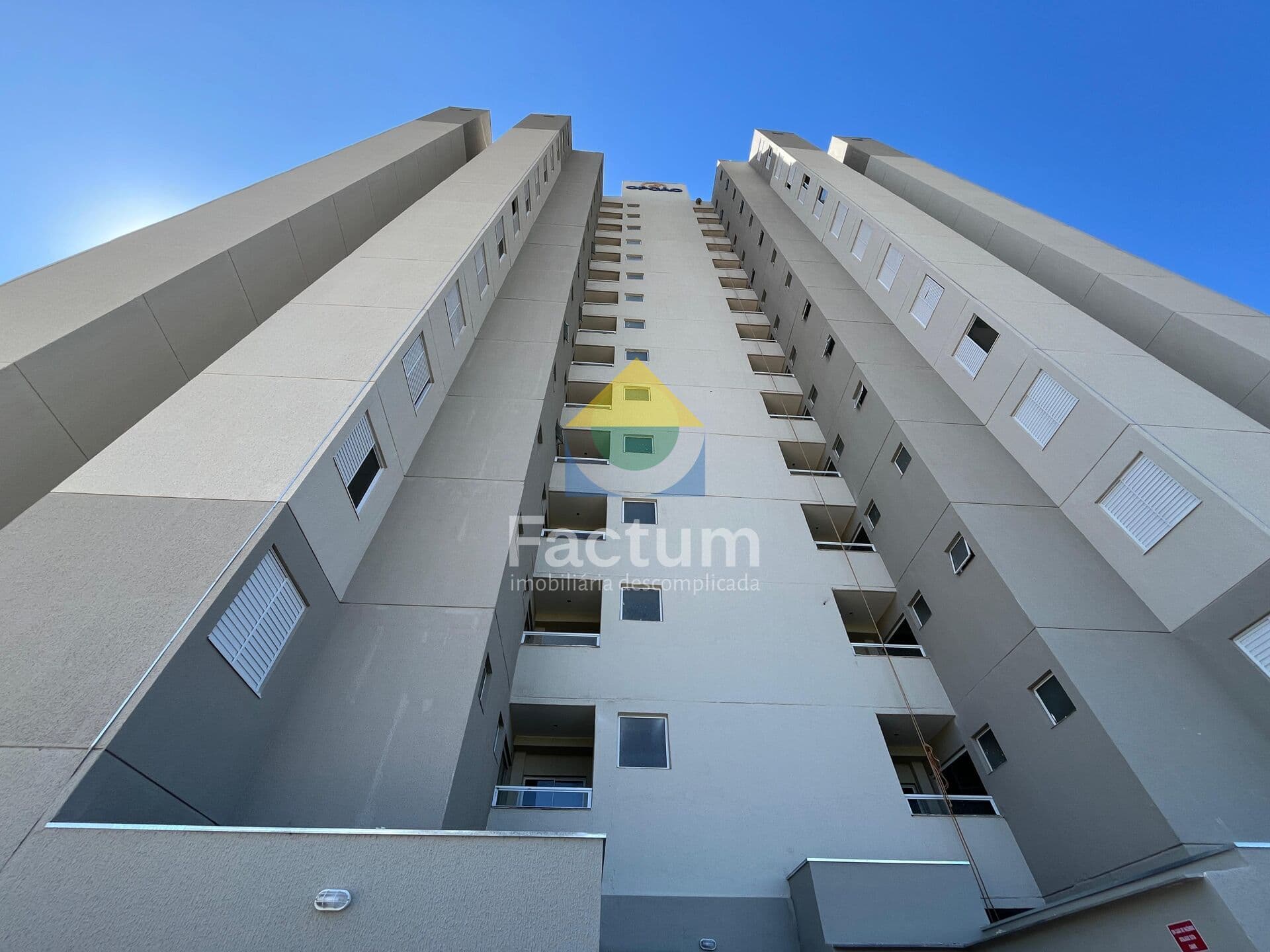 Apartamento na zona Sul completo com suite, sacada e elevador
