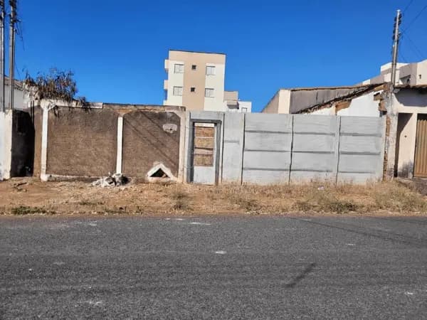 Terreno à venda no bairro Santa Mônica em Uberlândia/MG