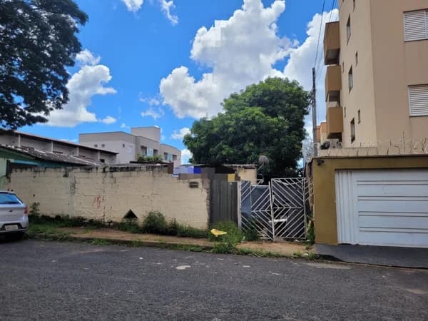Terreno à venda no bairro Santa Mônica em Uberlândia/MG