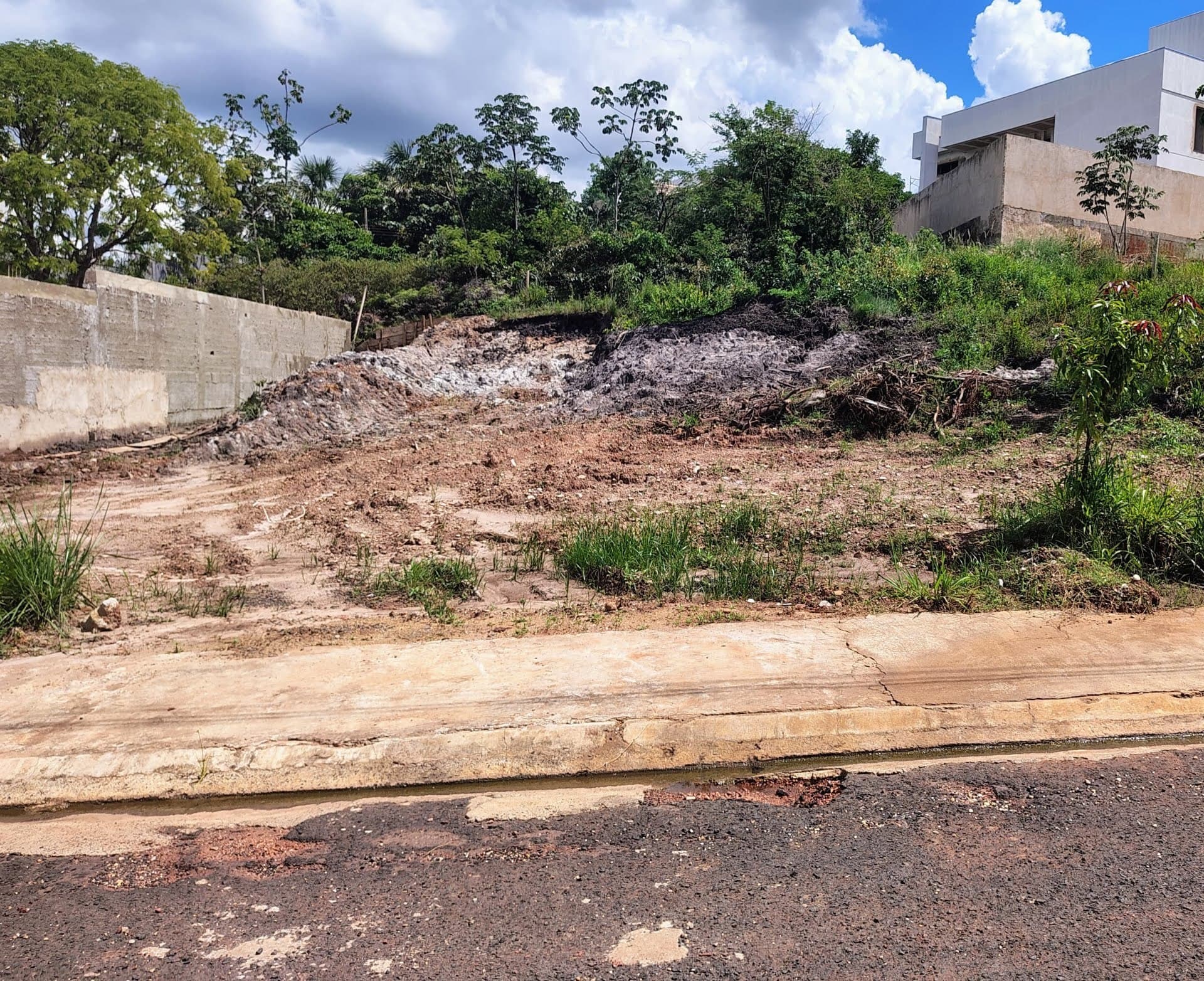 Terreno à venda no bairro Jardim Karaíba em Uberlândia/MG
