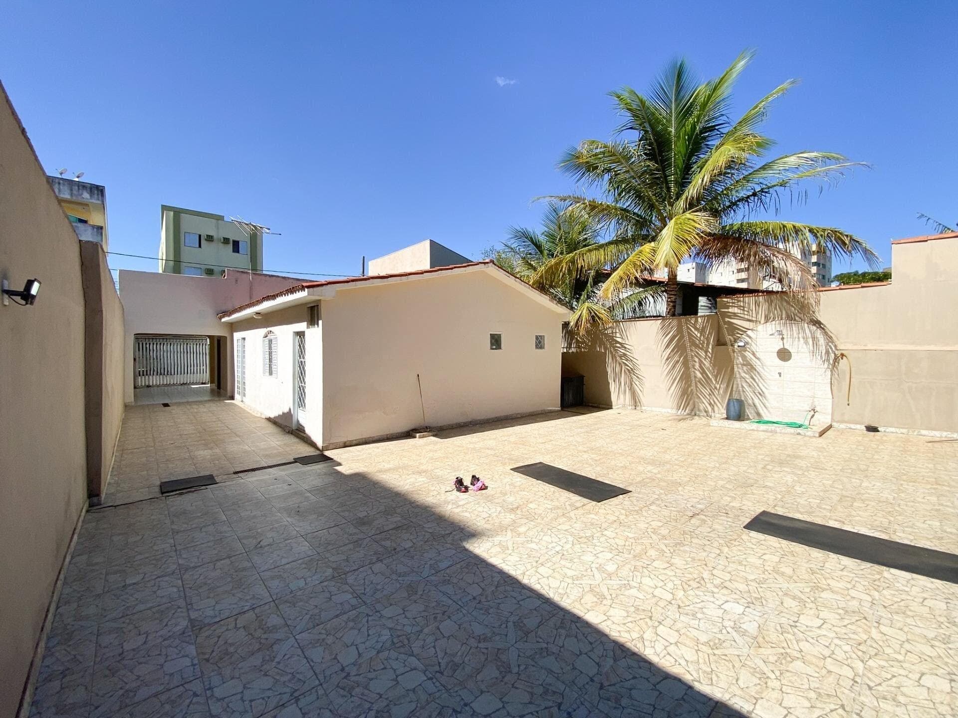 Casa à venda no bairro Santa Mônica em Uberlândia/MG
