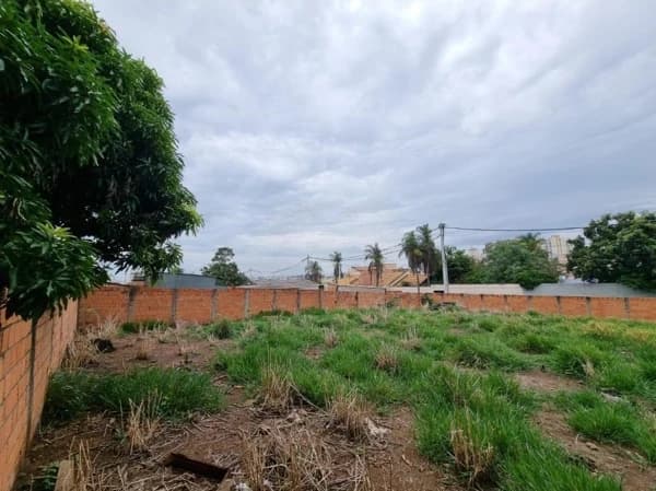 Terreno à venda no bairro Saraiva em Uberlândia/MG