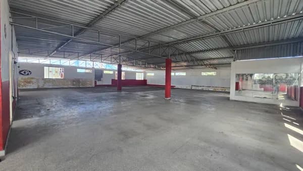 Salão Comercial com 455m² para Alugar no Centro de Dias d'Ávila – Rua Getúlio Vargas