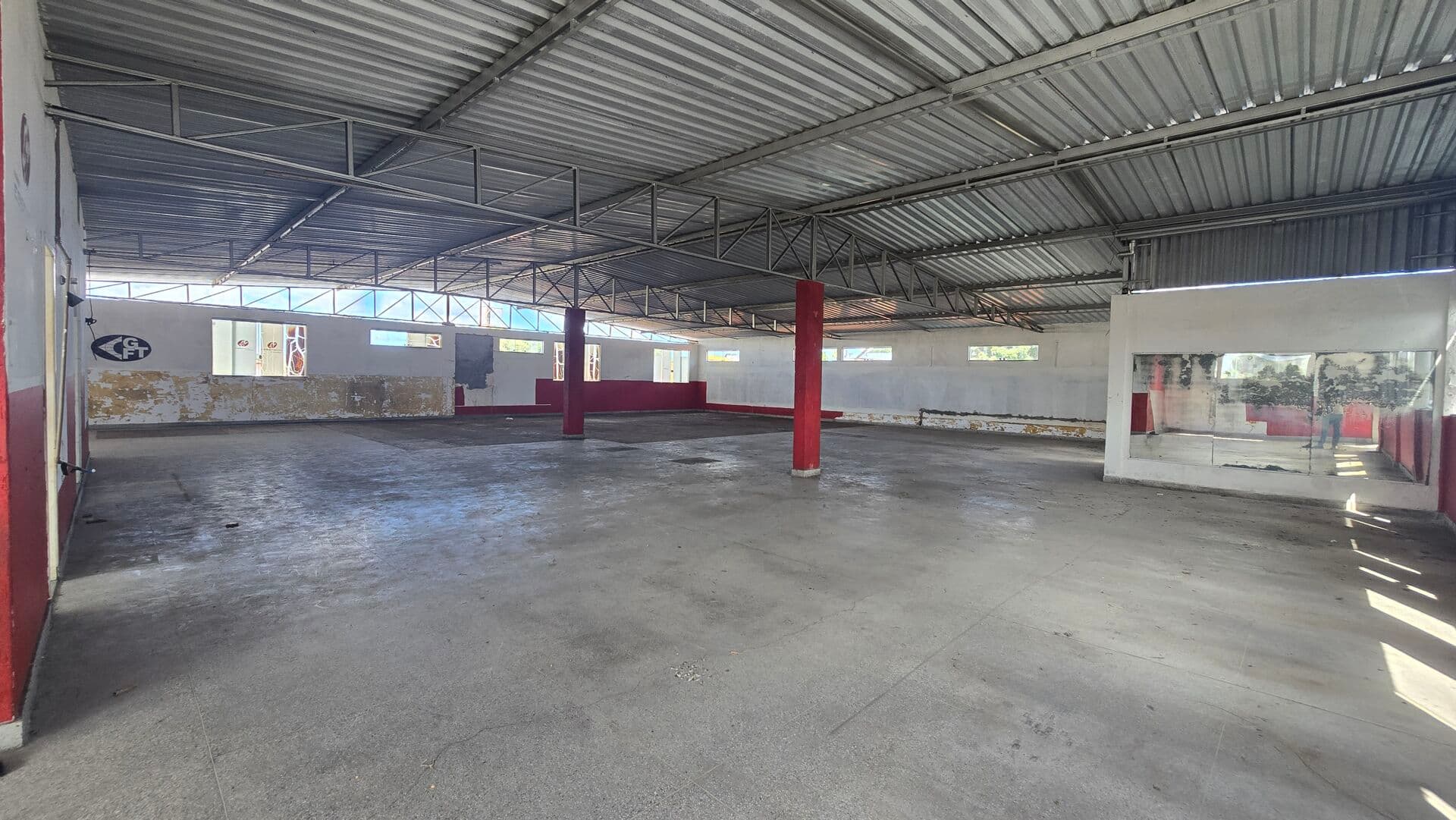Salão Comercial com 455m² para Alugar no Centro de Dias d'Ávila – Rua Getúlio Vargas