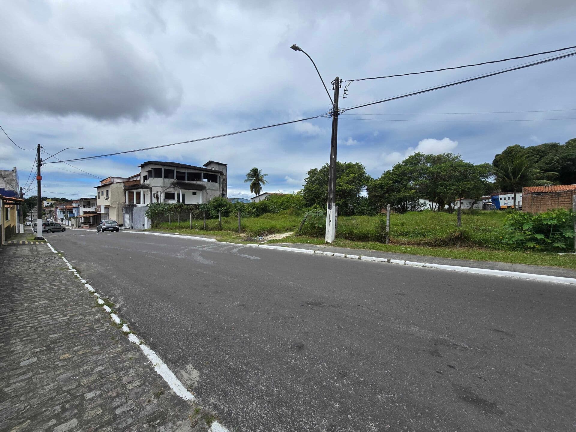 Área Comercial/Residencial no Centro de Dias d'Ávila: até 1.196 m² de Oportunidade