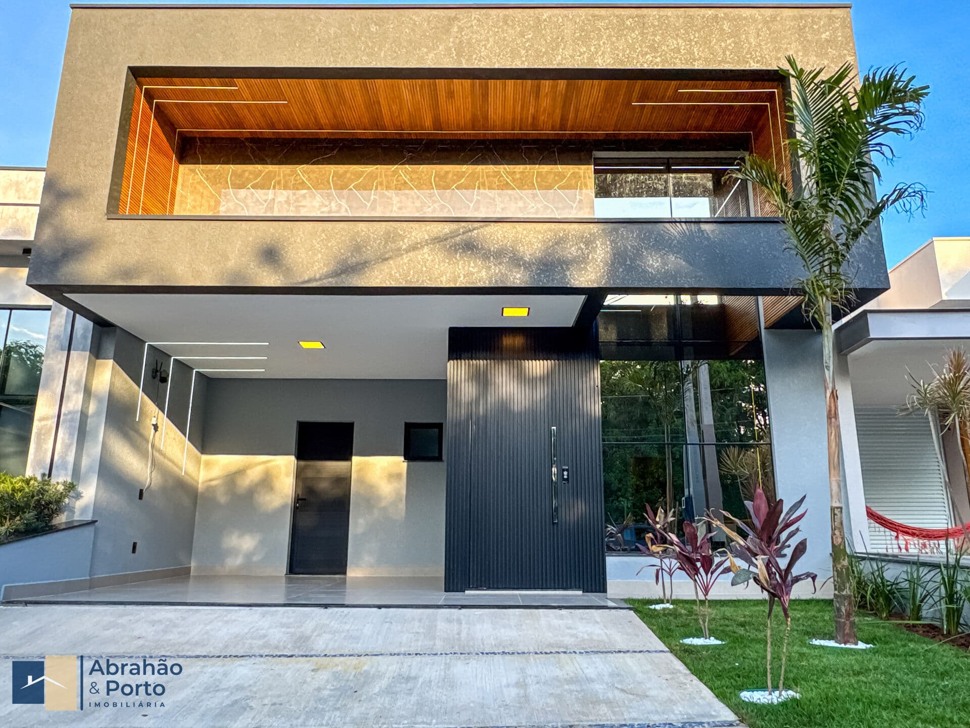 Casa Térrea Moderna com 3 suítes, Piscina e Alto Padrão de Acabamento