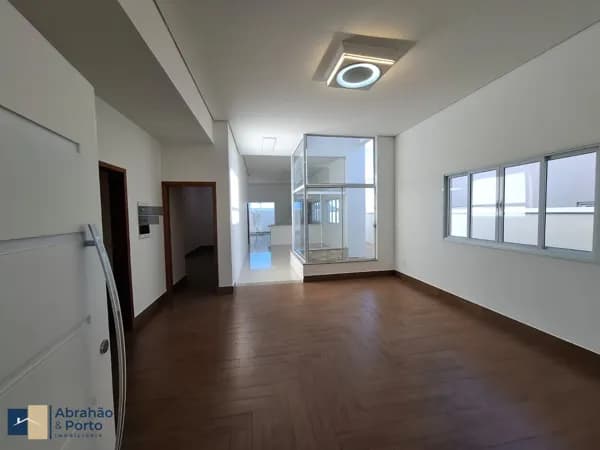Casa Térrea com 3 Suítes e Ambientes Amplos.