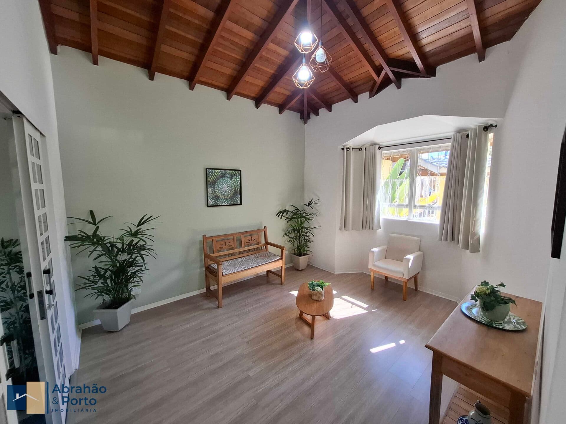 Linda Chácara com 3 casas, 1.500m² e porteira fechada.