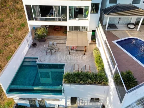 Casa Triplex 4 Quartos sendo 2 Suítes na Colina, Volta Redonda - RJ