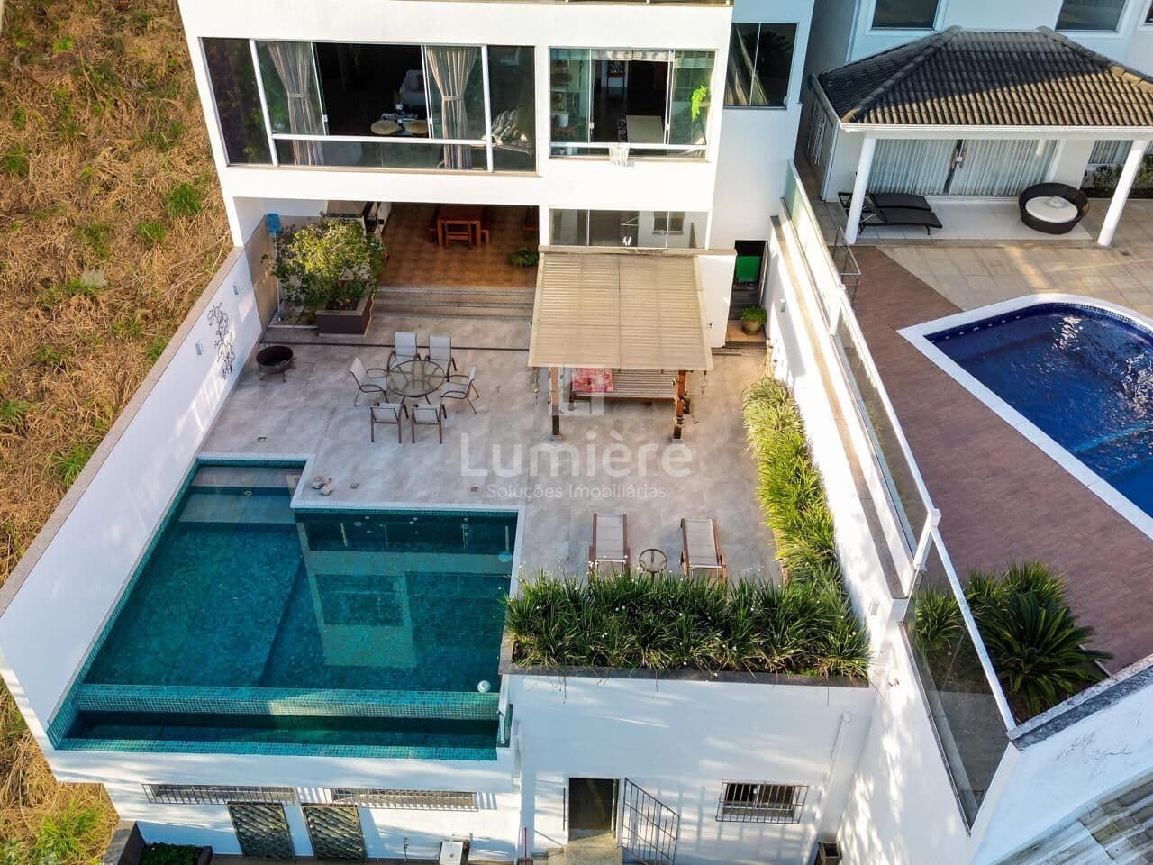 Casa Triplex 4 Quartos sendo 2 Suítes na Colina, Volta Redonda - RJ