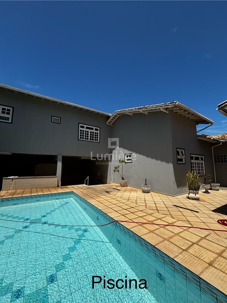 Casa Duplex 3 Suítes e Área de Lazer no Bairro de Fátima, Barra do Piraí - RJ.