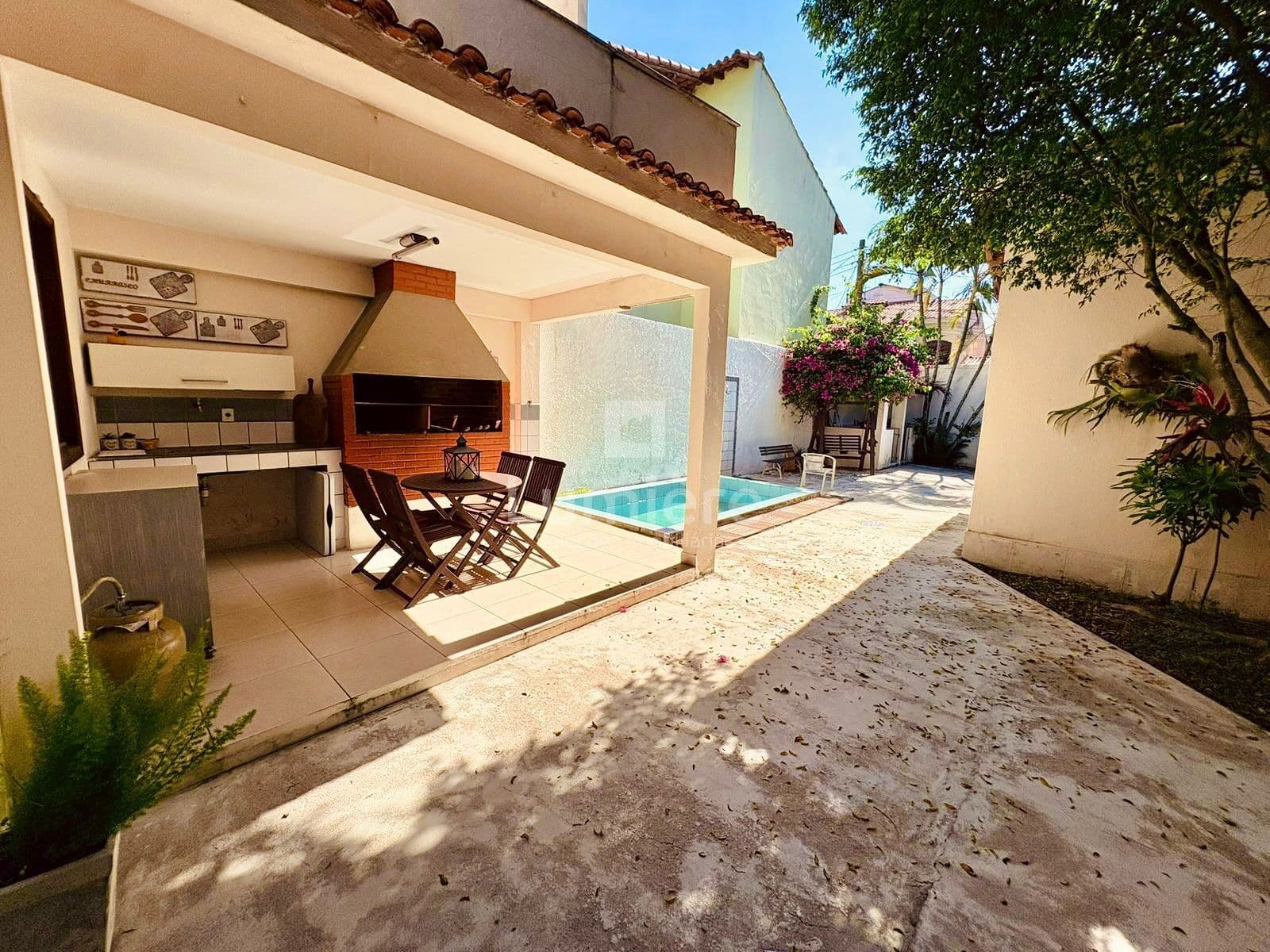 Casa com Piscina no bairro Sam Remo - Volta Redonda