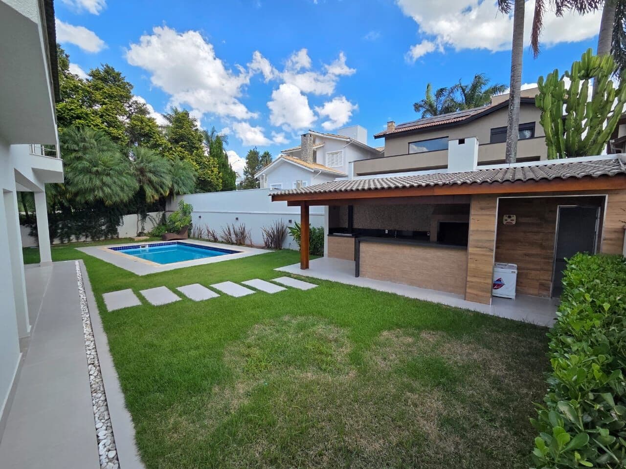 CASA À VENDA – RESIDENCIAL 11 – CASA AMPLA DE ESQUINA