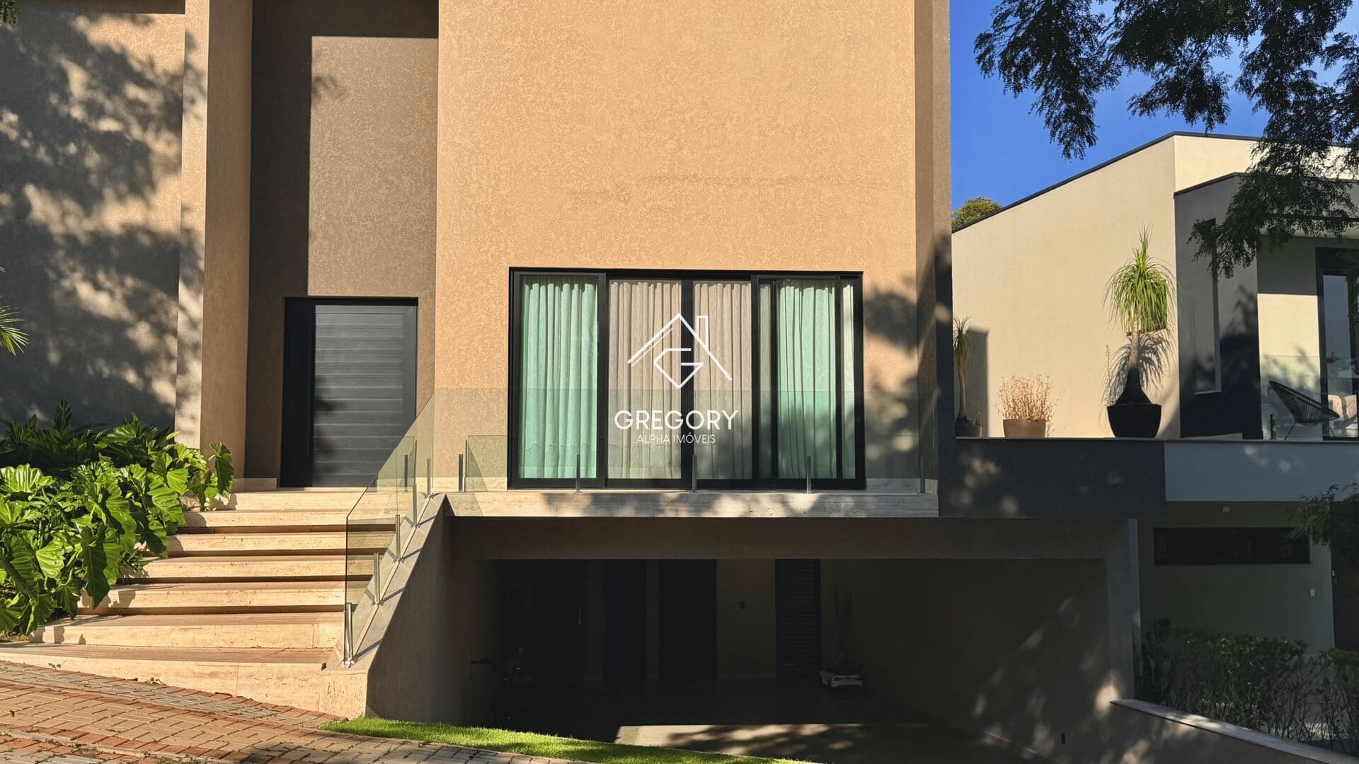 Uma casa semi-térrea impecável no Residencial Itahye em Alphaville SP!