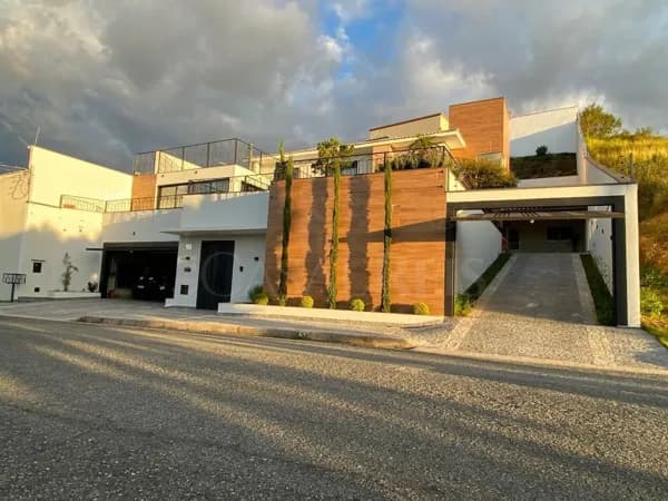 Casa em Poços de Caldas - Jardim Novo Mundo