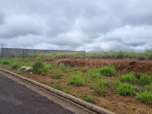 Terreno no Bairro Montreal