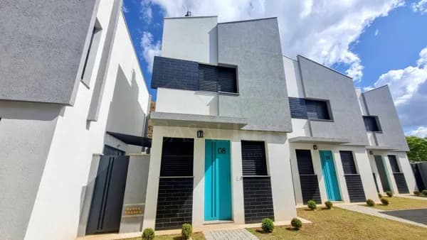 Casa com 2 Dorm. em Condomínio
