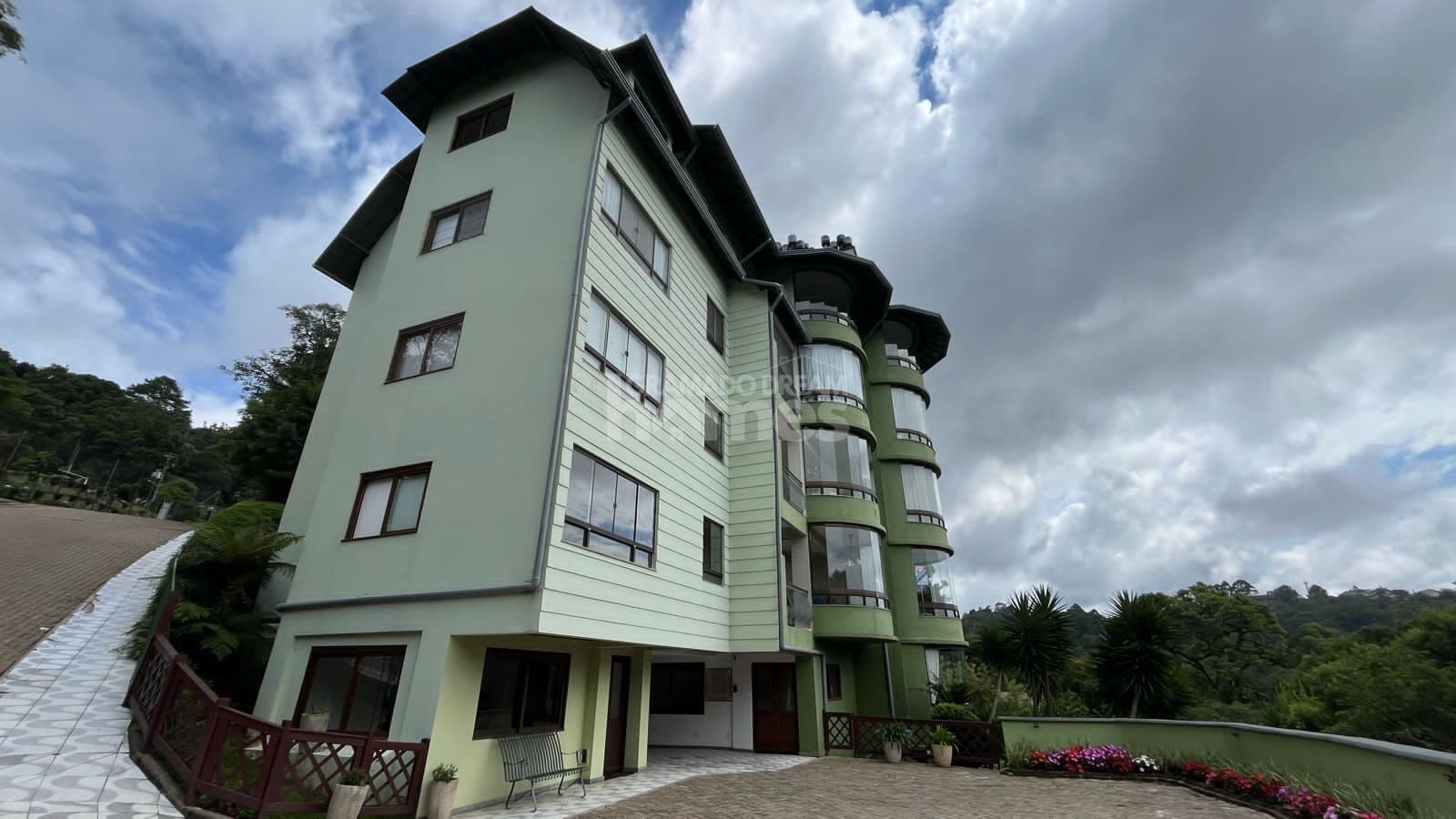 Apartamento com 03 dormitorios em Gramado