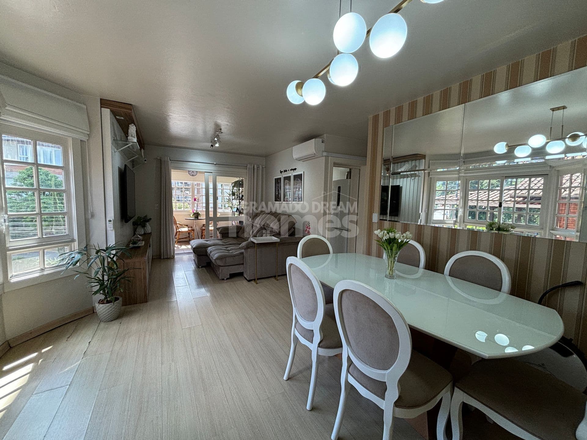 Apartamento com 02 dormitorios em Gramado