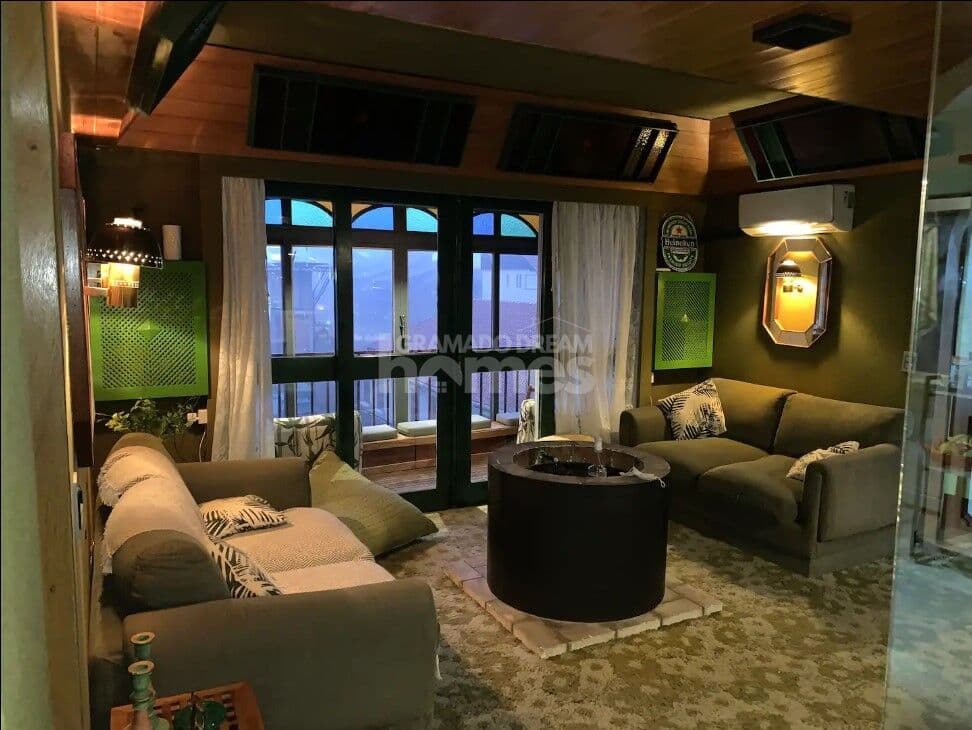 Apartamento com 04 dormitorios em Gramado
