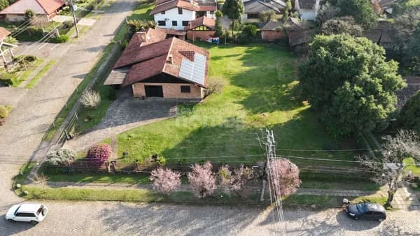 Casa com amplo terreno, excelente opção de investimento em Canela