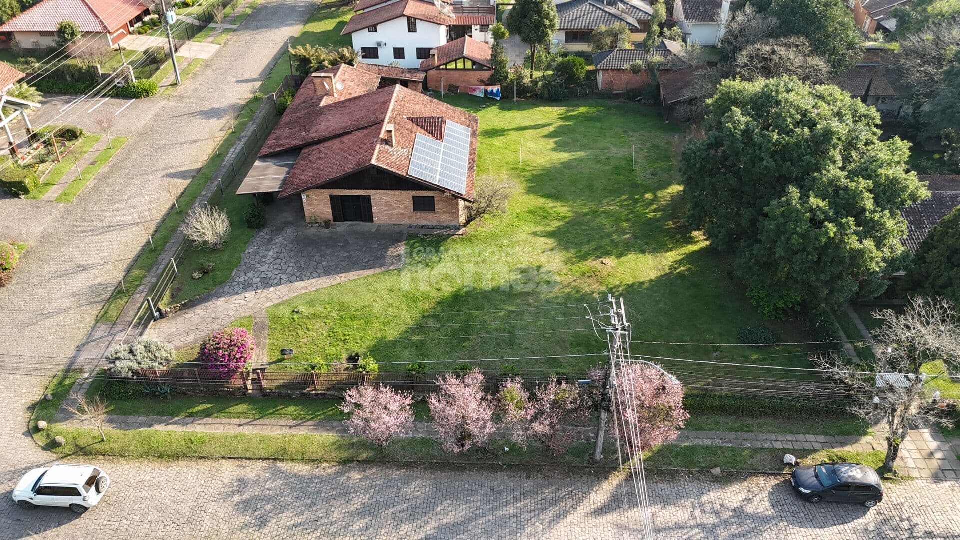 Casa com amplo terreno, excelente opção de investimento em Canela