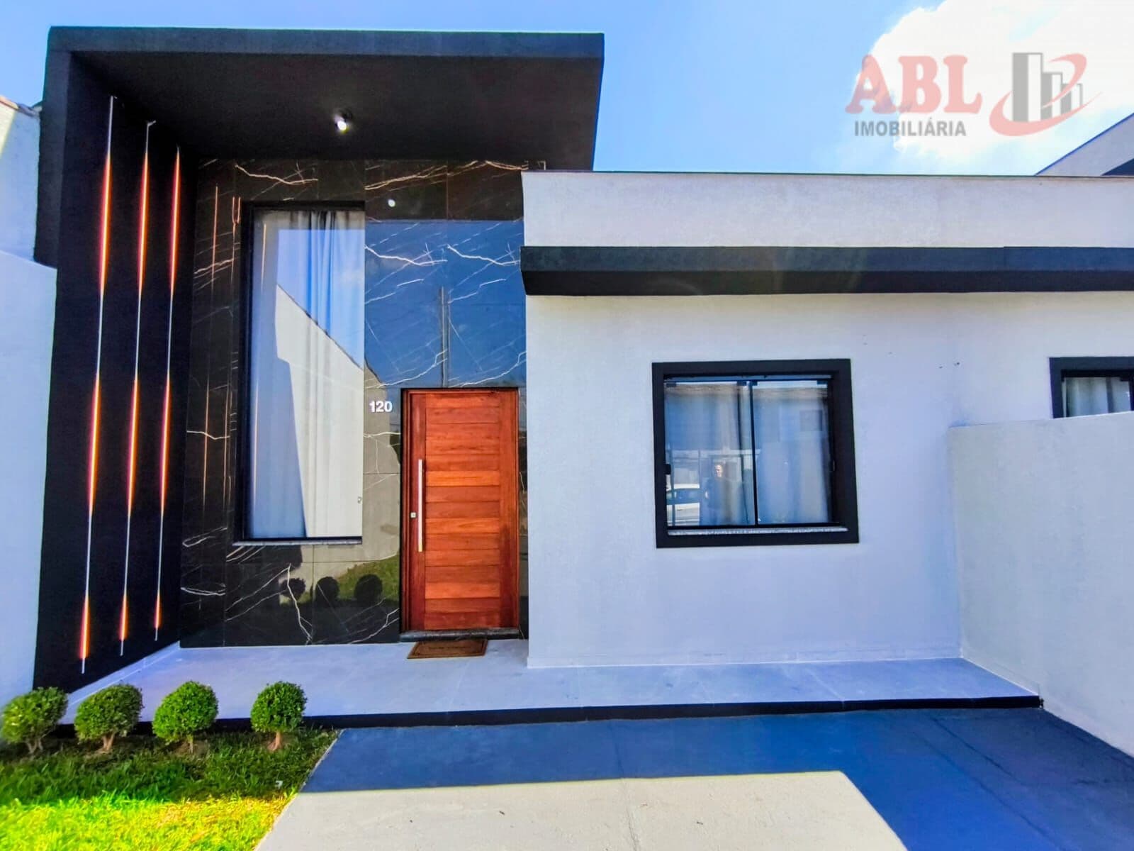Casa 2 dormitórios com Amplo Pátio
