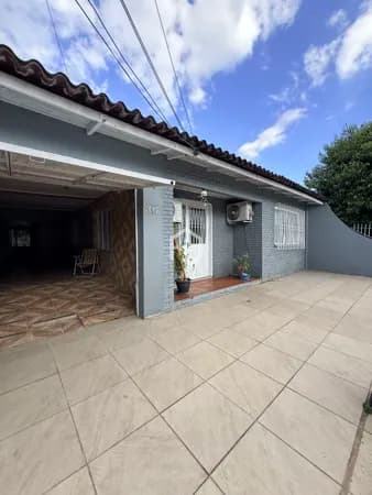 Casa com 03 dormitórios com suíte