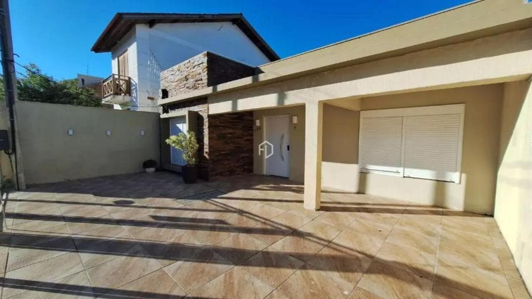 CASA SEMI MOBILIADA COM 3 DORMITÓRIOS NO CENTRO DE GRAVATAÍ