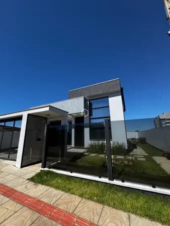 CASA TÉRREA COM 3 DORMITÓRIOS E AMPLO PÁTIO EM GRAVATAI