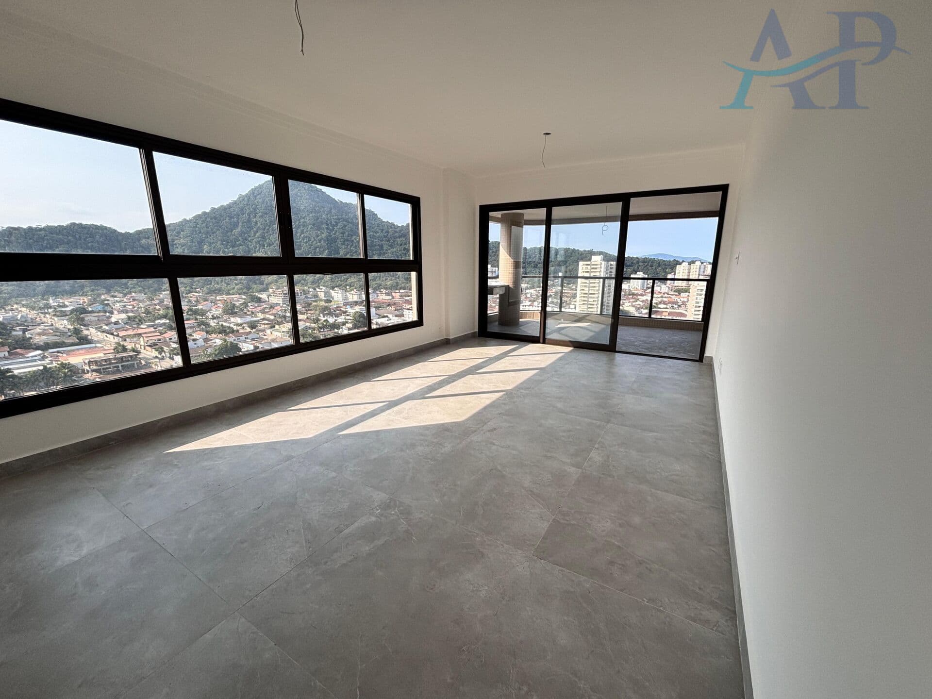 Apartamento com 3 Dormitórios em Praia Grande de Frente para o Jardim Mathilde