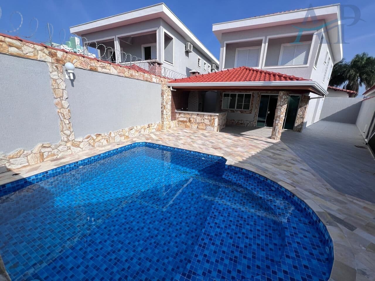 Casa em Praia Grande com 4 Dormitórios perto da Praia