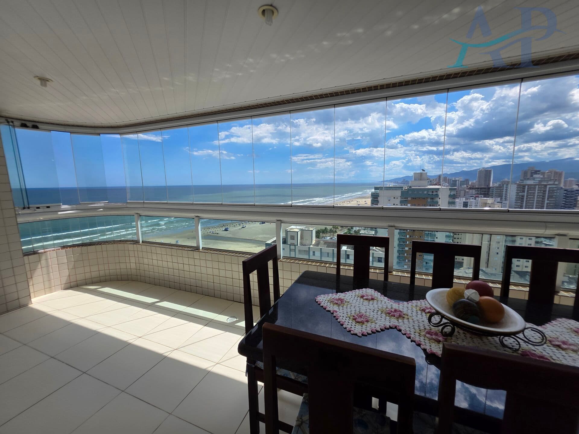 Apartamento na Guilhermina em Praia Grande com 4 Dormitórios