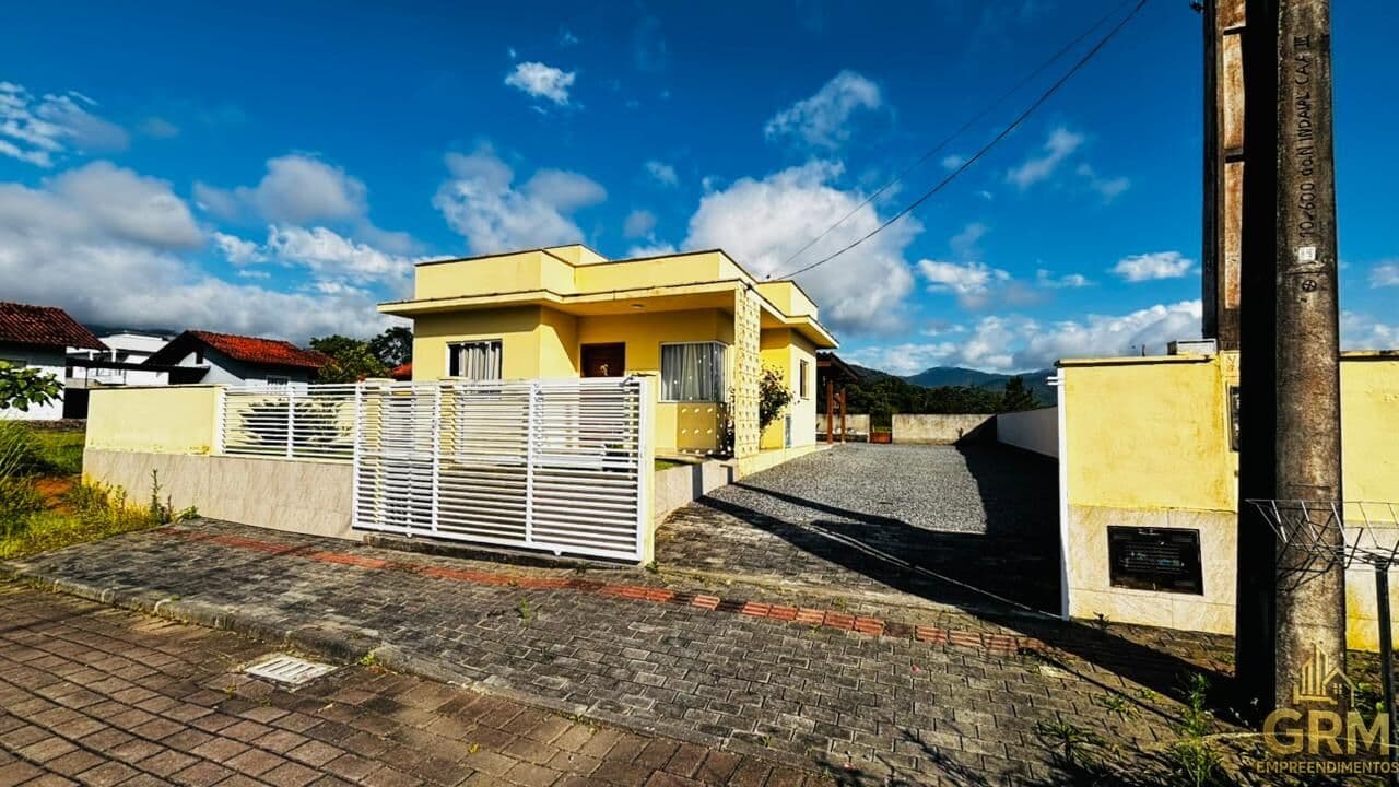Casa com 3 quartos, terreno amplo