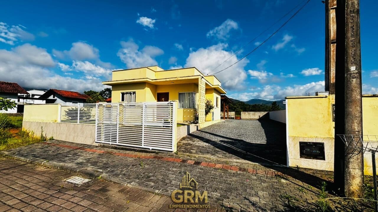Casa com 3 quartos, terreno amplo