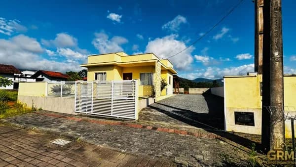 Casa com 3 quartos, terreno amplo